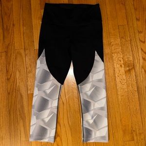 Under Armour Women's High Rise Capris Leggings HeatGear Black/White